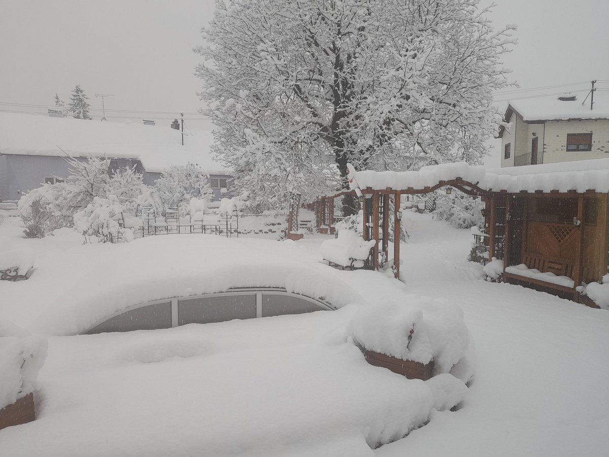 Adrima's tweet photo. Wir haben das Schneeschaufeln aufgegeben #Schnee https://t.co/1pRyQMEy3i