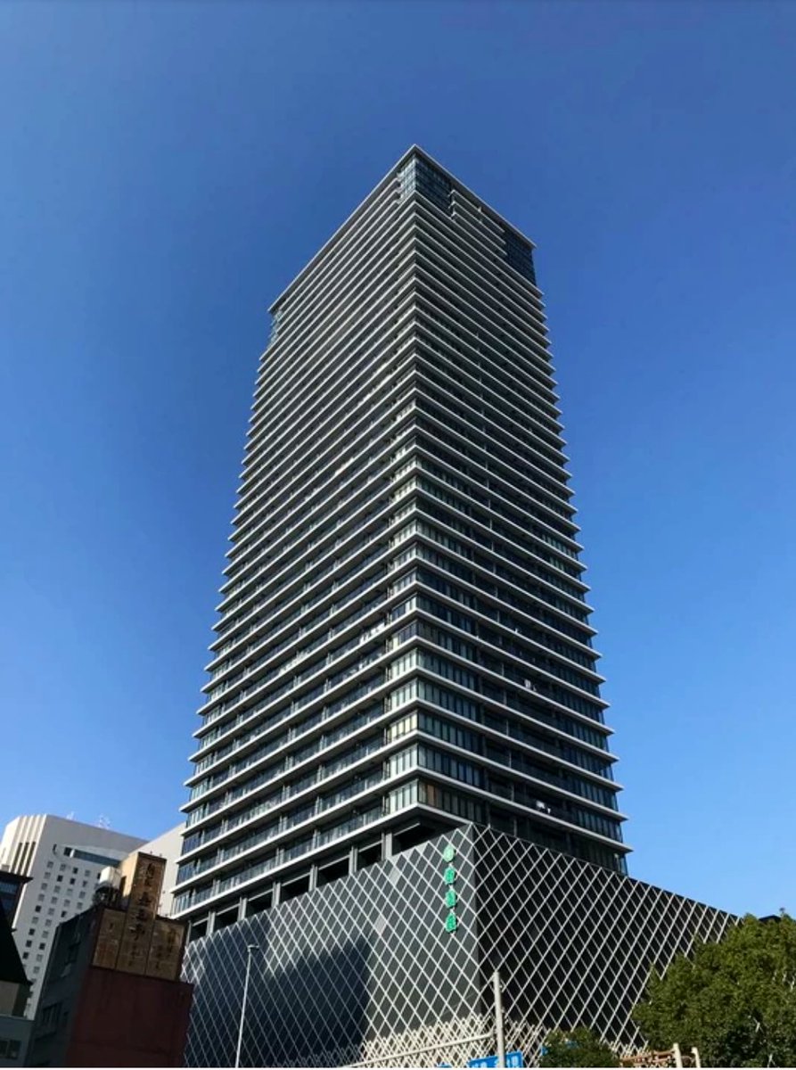 momonegigo1's tweet photo. 【グランドメゾン御園座タワー】
積水ハウスが御園座を隈研吾デザインの劇場付タワマンに建て替え。御園座は売却代金や増資で経営難を乗り切った。
住戸部分は問合せのみで完売になった他、周りの信金も同ビルに刺激を受けて隈研吾デザインに。
 #不動産屋が選ぶ次世代に語り継ぎたいプロジェクト百選 https://t.co/U5wvGVPBSB