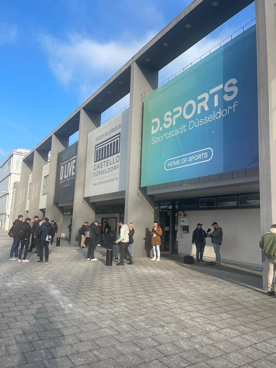 Algunos de nuestros compañeros se han acercado al #DusseldorfCardMadness

Con entradas agotadas desde hace meses es el evento de coleccionismo de cards más grande de Europa