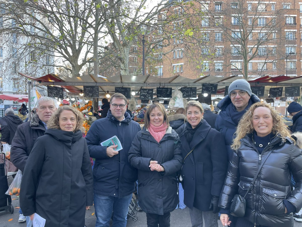 brigitte_kuster's tweet photo. #Paris17 🎄 
À la rencontre des habitants au Marché Berthier , avec @geoffroyboulard @JDBerthault @adlmorandiere @Pflogereau @jamilaserfati @Marie_Content , pour échanger avec eux et leur donner les informations municipales dont les RV de Noël 🎅organisés par @Mairie17 #proximité https://t.co/V8kFe1zkKP