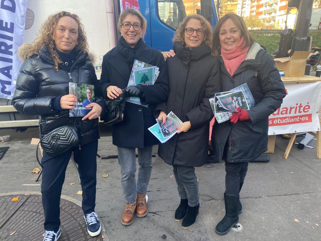 brigitte_kuster's tweet photo. #Paris17 🎄 
À la rencontre des habitants au Marché Berthier , avec @geoffroyboulard @JDBerthault @adlmorandiere @Pflogereau @jamilaserfati @Marie_Content , pour échanger avec eux et leur donner les informations municipales dont les RV de Noël 🎅organisés par @Mairie17 #proximité https://t.co/V8kFe1zkKP