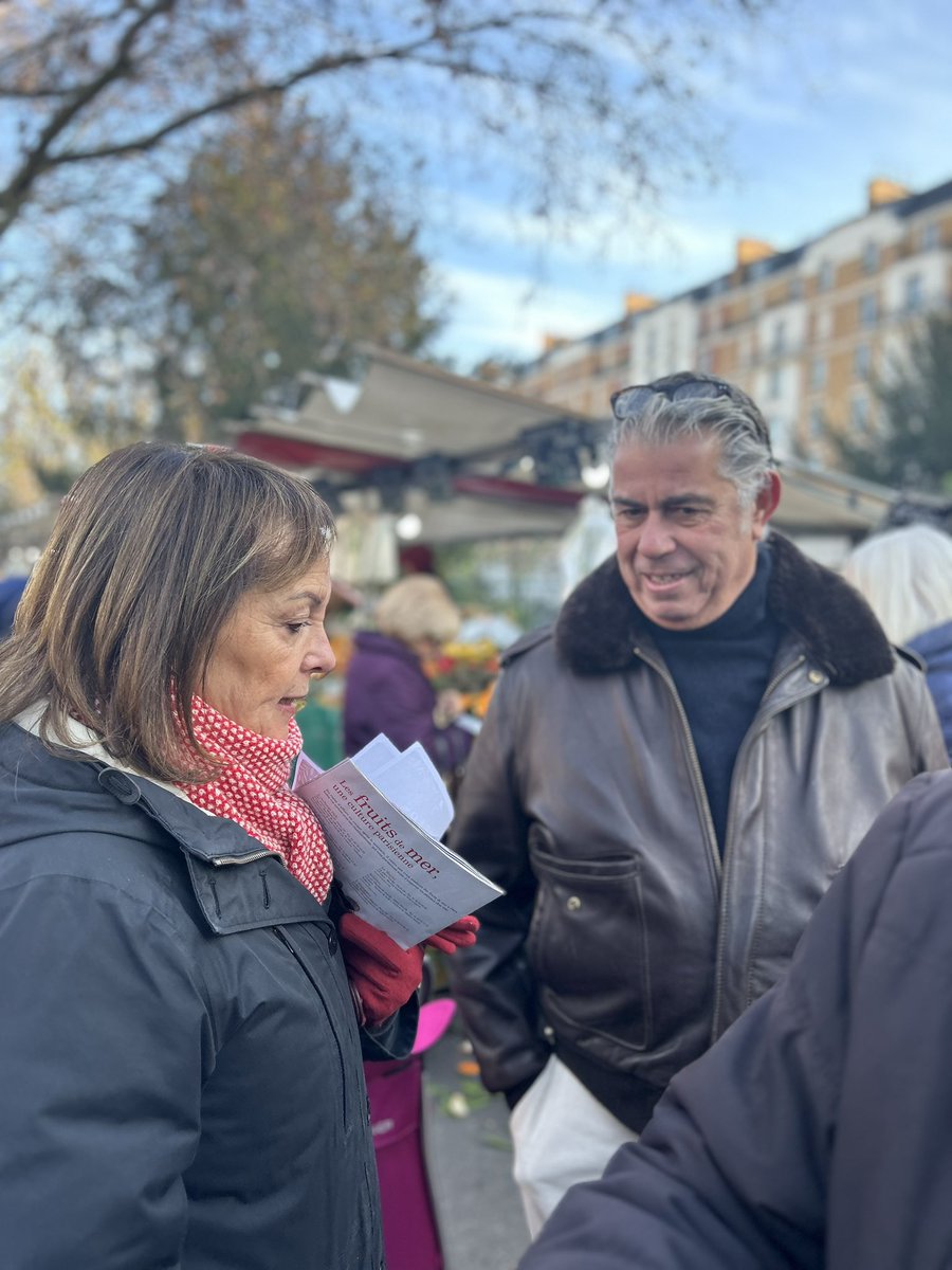 brigitte_kuster's tweet photo. #Paris17 🎄 
À la rencontre des habitants au Marché Berthier , avec @geoffroyboulard @JDBerthault @adlmorandiere @Pflogereau @jamilaserfati @Marie_Content , pour échanger avec eux et leur donner les informations municipales dont les RV de Noël 🎅organisés par @Mairie17 #proximité https://t.co/V8kFe1zkKP