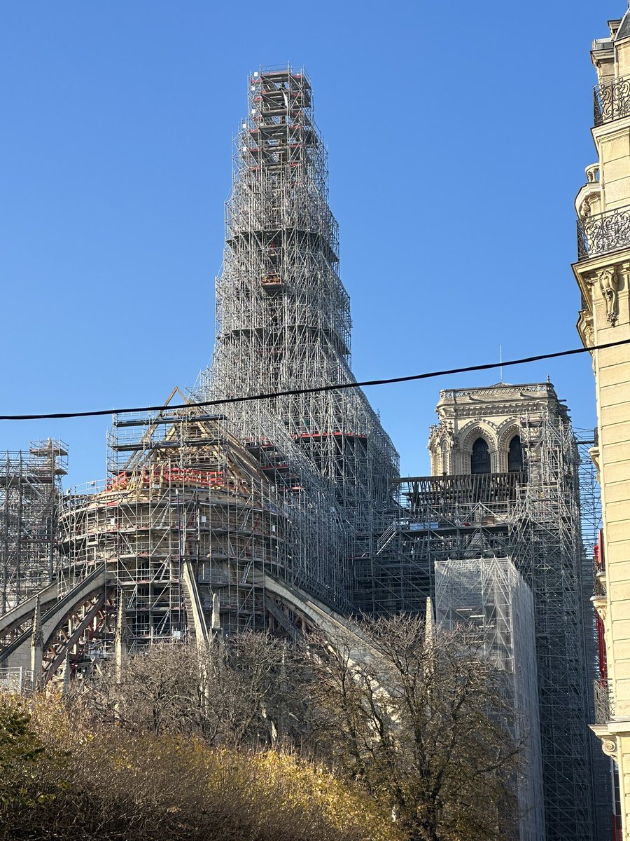 Voilà quand même une chose bien singulière, que d’assister en 2023, à la (re)construction d’une cathédrale.