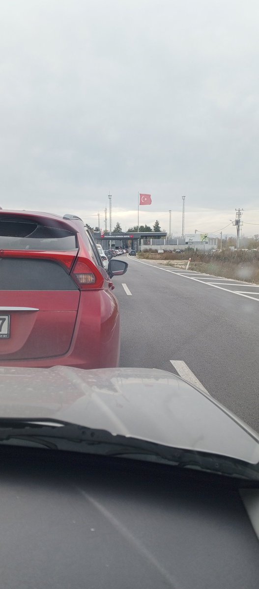 Bu nedir yaa..? Bir Yunan'a çıkalım dedik 1 km kuyruğa takıldık. 🫤