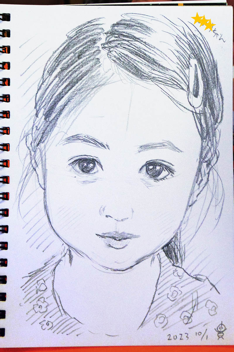 「サギヌマワンダーランド」でお描きした似顔絵を、許可いただき掲載✍️😊 お子さん達の似顔絵がちょっと上目遣いで可愛らしくなるのは、対面で座った時の描き手との位置関係も出てるんでしょうね😁 ピンどめがとっても似合って可愛らしい少女さん✨ #似顔絵 #鉛筆画 #宮前区