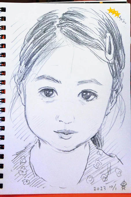「サギヌマワンダーランド」でお描きした似顔絵を、許可いただき掲載✍️😊 ​お子さん達の似顔絵がちょっと上目遣いで可愛らしくなるのは、対面で座った時の描き手との位置関係も出てるんでしょうね😁 ピンどめがとっても似合って可愛らしい少女さん✨ #似顔絵 #鉛筆画 #宮前区