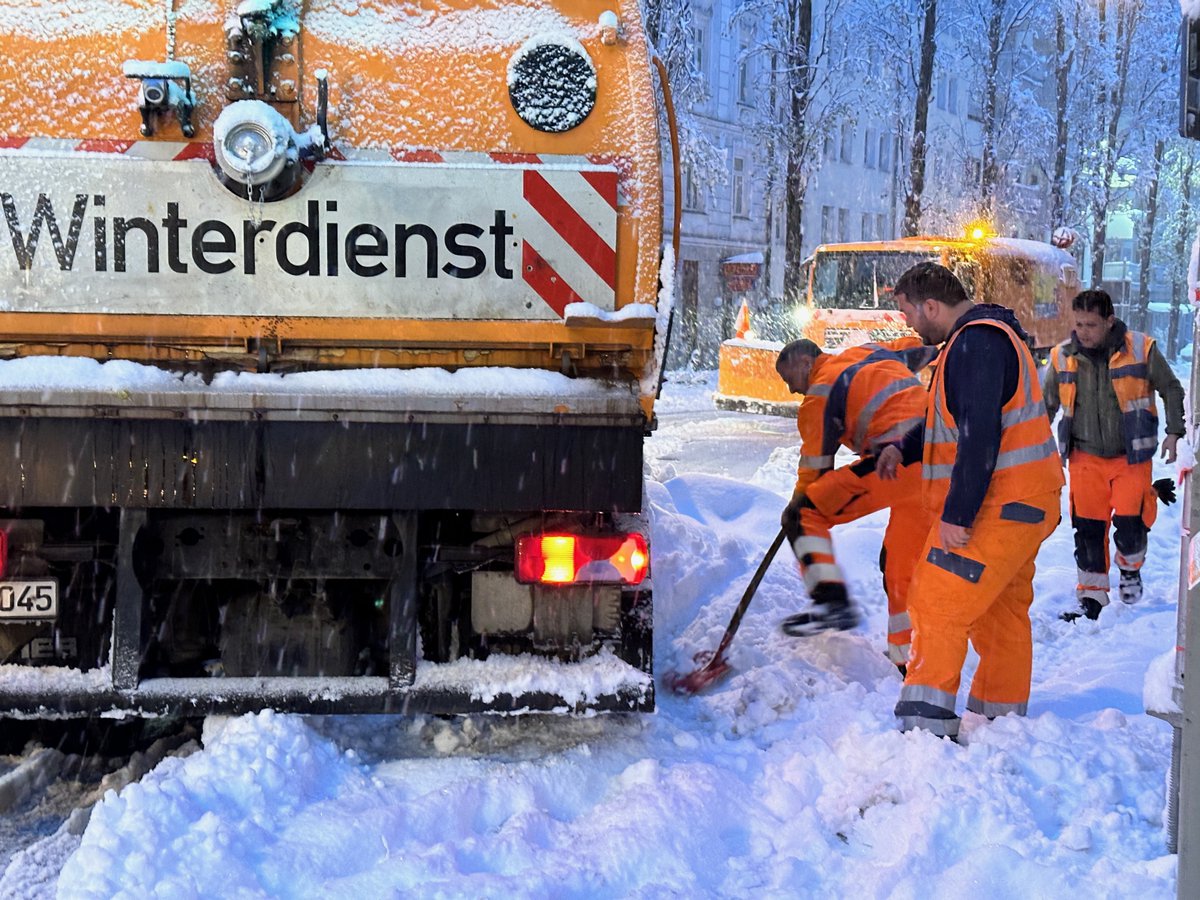 GunnarBerning's tweet photo. Winterdienst in München steckt fest © Gunnar Berning https://t.co/qAoZJIEZsO