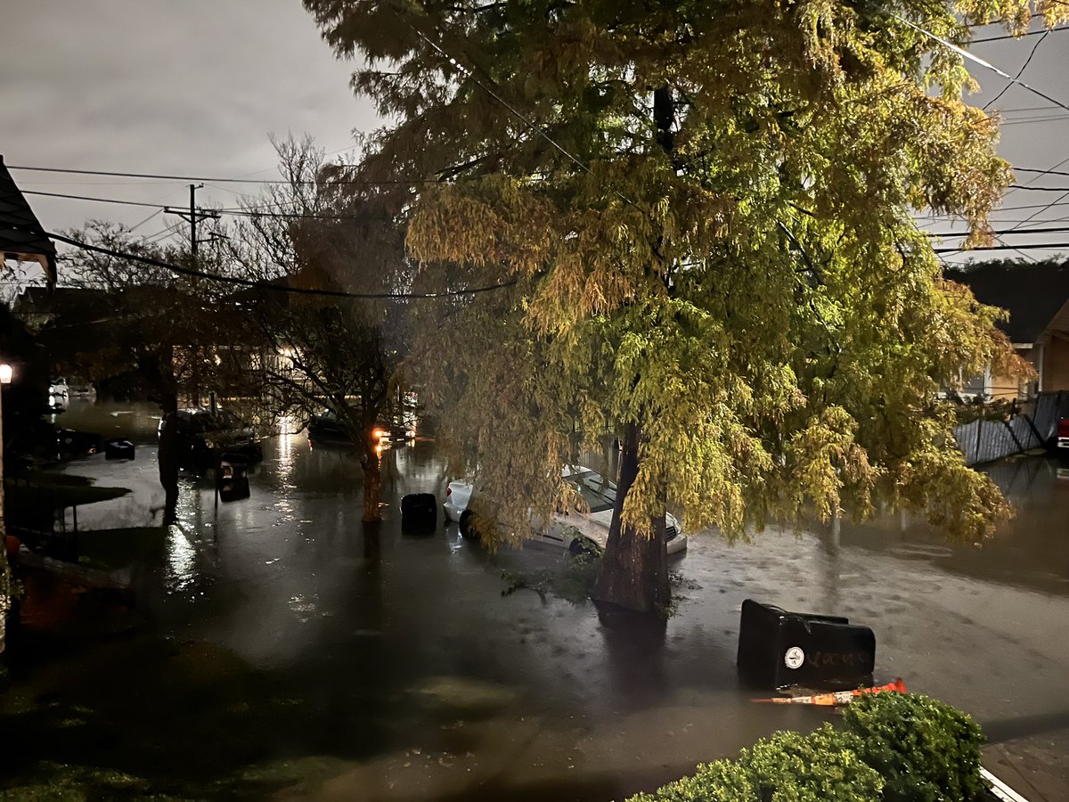 thommie68's tweet photo. So what happened to @nolaready ? No texts? No warnings? Our street is under water.  Calhoun and Claiborne. Happy game day :(  @cityofneworleans #nolanotready #nola #neworleansliving #tulane https://t.co/Cu2CP0a3Df
