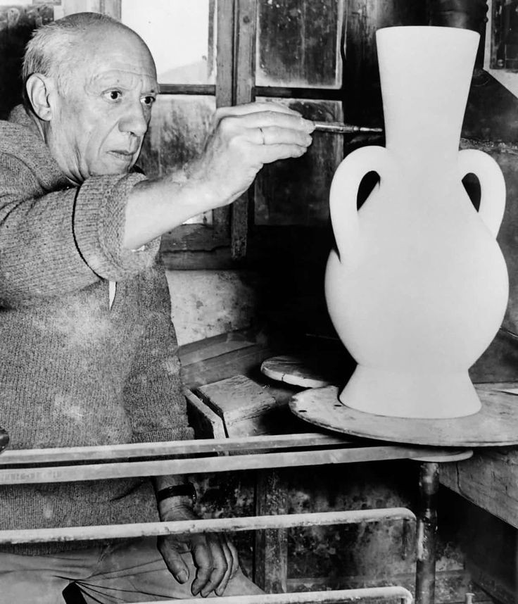 tallerprado's tweet photo. 🧵 PICASSO Y LA CERÁMICA🧵

La llegada de Picasso al mundo de la cerámica fue totalmente casual, sin embargo, una vez que estuvo en contacto con ella, se convertiría en una obsesión llegando a trabajar en sus creaciones innumerables horas. https://t.co/uixatDU1s0