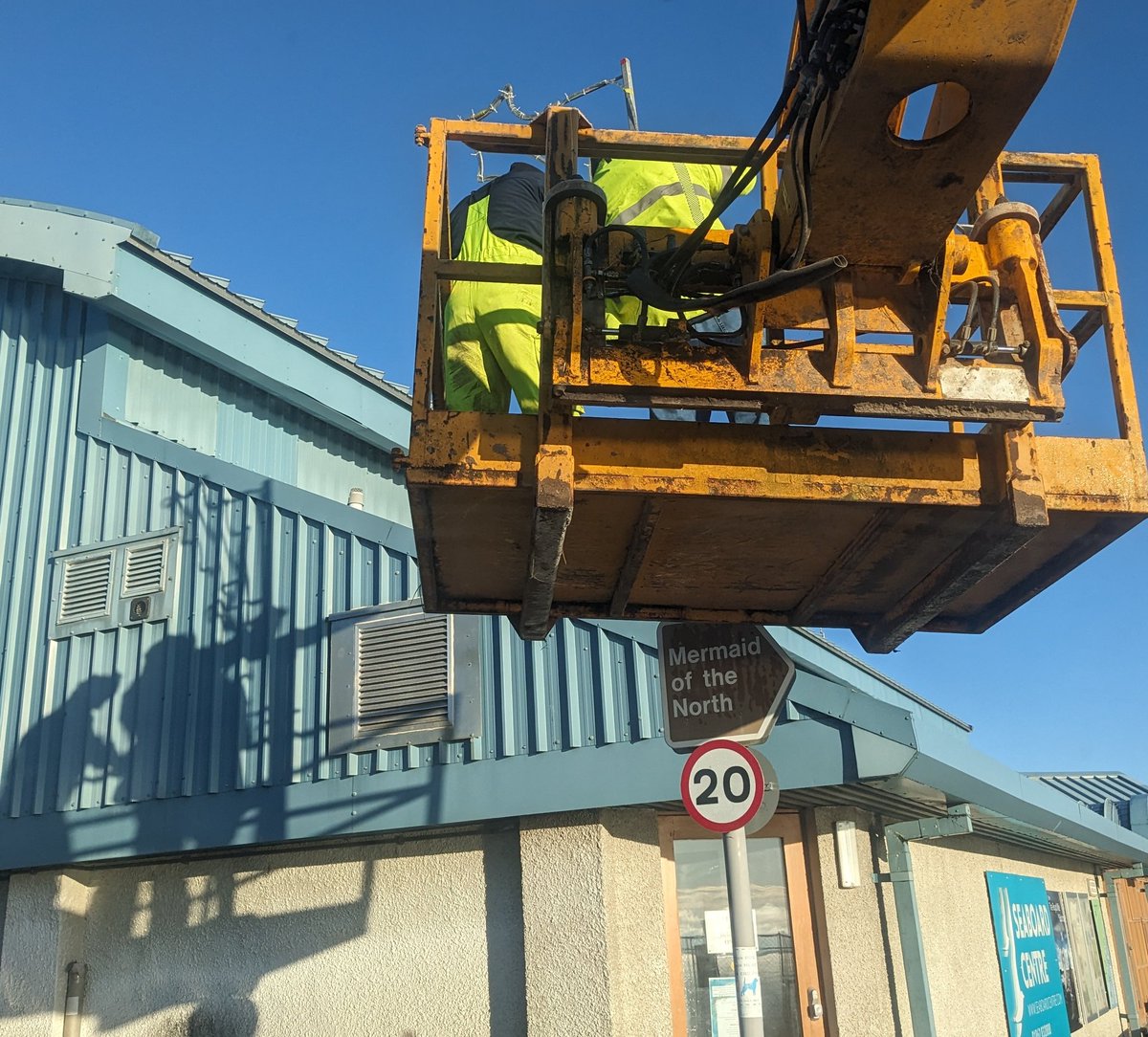 vaderbogger's tweet photo. Deck the hall with lights of holly🤔😂
#Seaboardhall and the villages getting their lights up #Hilton #Balintore #Shandwick
Falalala, la😎
#HillofFear next week😕😂
Beautiful day for the job -3° and the sea was steaming. https://t.co/6pLMcK9i6J
