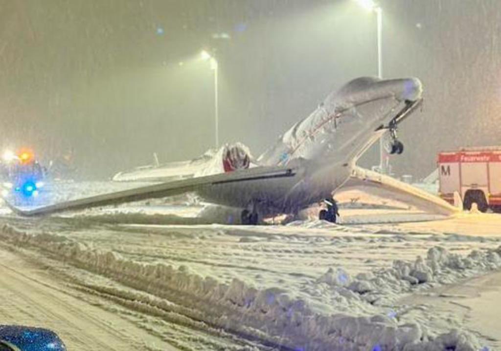 SpaethFlies's tweet photo. #Munich is buried under snow currently, heaviest in decades. @MUC_Airport closed until tomorrow. Snow took its toll last night already ❄️😯 #avgeek https://t.co/0dYYYODAdY