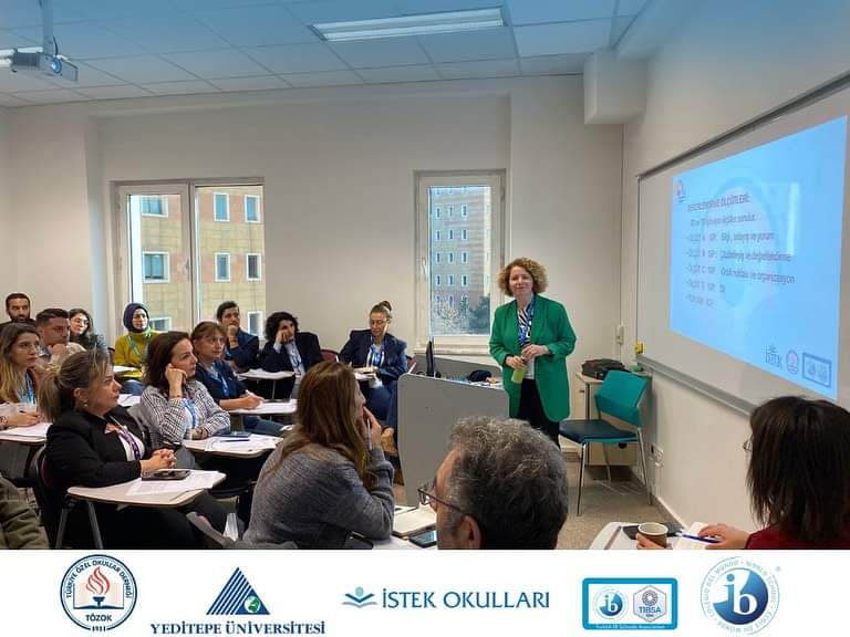 17. IB Günü eğitimi, eş zamanlı oturumlarla devam ediyor. Eş zamanlı olarak gerçekleşen PYP – MYP – DP – Genel (IB Programları) oturumlarında katılımcılar, IB Dünya Okullarında çalışan ve sunum başvuruları kabul alan eğitimcilerin iyi uygulama örneklerini paylaşacakları 225 kadar