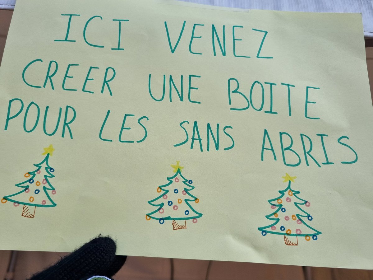 Ruffin__Nicolas's tweet photo. Le lycée Gustave Monod #MonodElB est représenté au marché de Noël de @EnghienlesBains ! Nos élèves de la MDL et du CSN occupent un stand solidaire : création de boîtes de Noël pour les personnes sans abri, vente de chocolats au profit d'associations locales. Merci à eux ! https://t.co/vIKHwvj7Sr