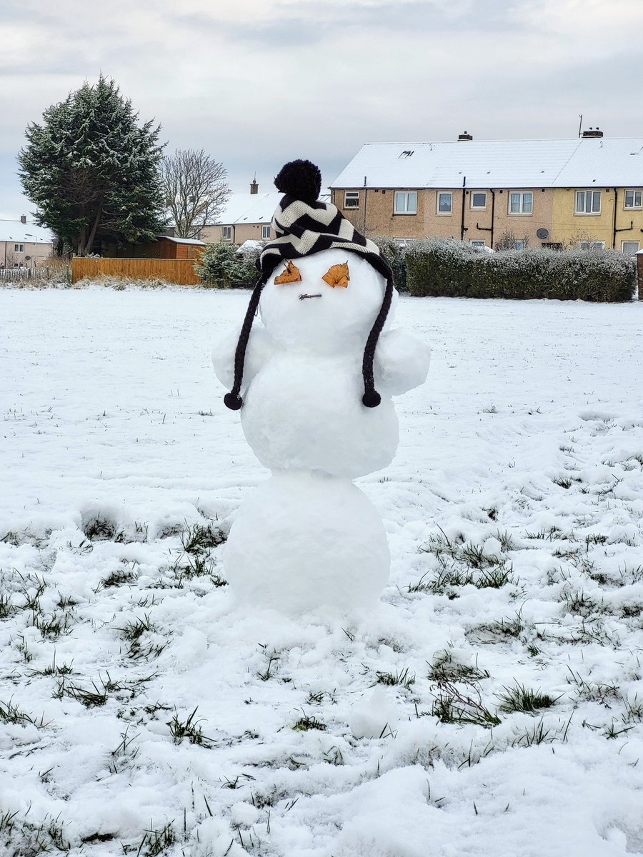 Egle_Tn's tweet photo. When you got snow and a friend @AakankshaShett3 who needs help to build her first snowman, you run ⛄️. It seemed to be easier back in the day when I didn't know any material science, but she turned out mighty fine https://t.co/xdF52C6wwY