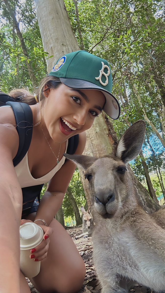 Yo tengo un selfie con un canguro, ustedes que tienen pobres ?