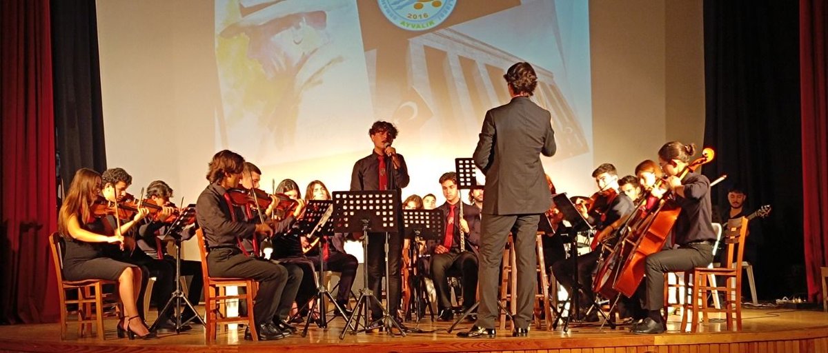 izmirhaberleri #İzmirHaberleri Foça'da unutulmaz konser!: Ayvalık Sebahat Cihan Şişman Güzel Sanatlar Lisesi öğrencileri ve öğretmenlerinin bir araya gelerek hazırladığı muhteşem bir konser, Cumhuriyet'in yüzüncü yıl kutlamaları kapsamında Foça… gazeteyenigun.com.tr/haber/18066190…