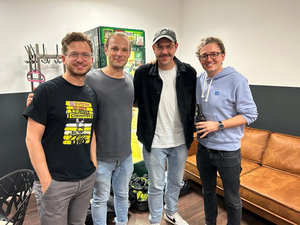 Nachholspiel_de's tweet photo. Keine Bahn? Kein Flieger? Kein Problem! Bleibt zuhause, hört euch unsere neue Folge an: Tour-Auftakt in Dortmund mit unserem Gast @ryliker. Gags, Gags, Gags...und die UEFA-Cup-Saison 2001/02. Na wenn das nix ist?!

Zur Folge:
🟢https://t.co/sEzwiCyU4d
🍏https://t.co/yixXllZJla https://t.co/NNzfbcsDTr