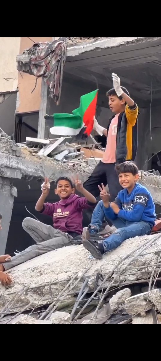 IzcaNacional's tweet photo. El genocidio sionista es sobre todo  infanticidio.
Sufren desde décadas una total violación de sus derechos.

Pero frente al Herodes Netanyahu, hay también una infancia en pie.

Uno de los símbolos más icónicos de la lucha palestina es un niñ@ frente al tanque y el Handala ✊🏼🇵🇸 https://t.co/U6X3IuRfzD