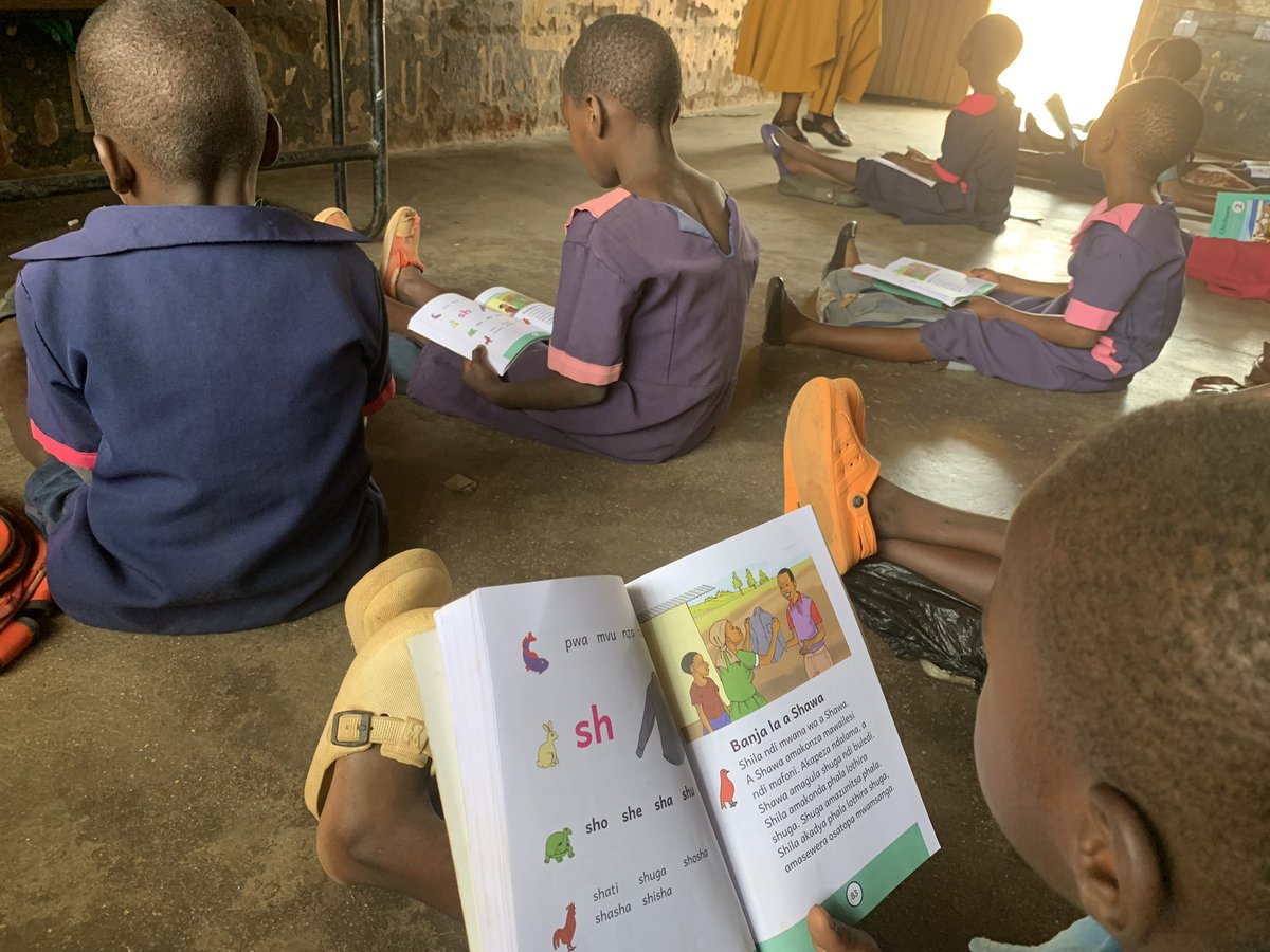 No desks in these Malawi classrooms. But there were dynamic teachers and children learning reading and numeracy! Shout out to the Minister of Education and her team for their dedication to improve foundational skills! @USAIDEducation @benlpiper @RobertG_Jenkins @USAIDMalawi