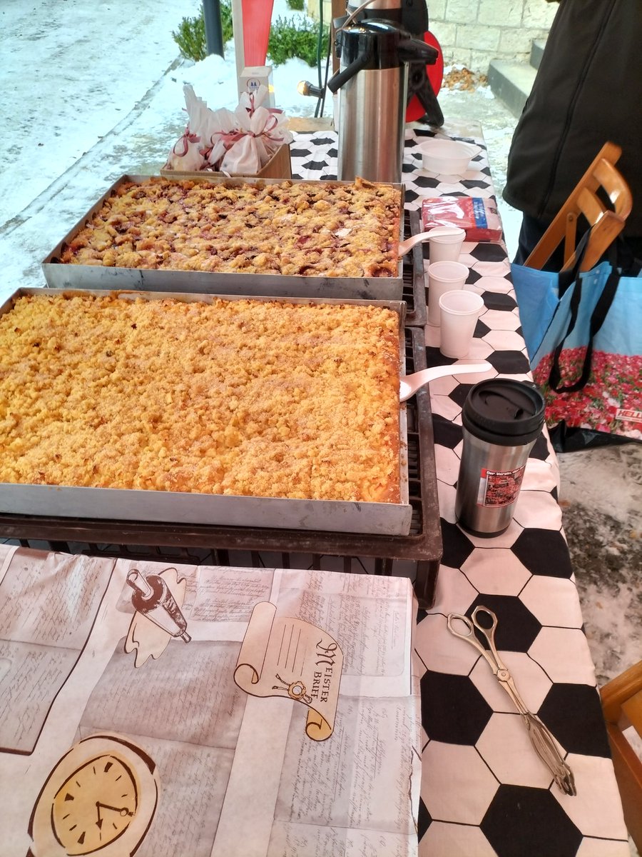 EisernRalf's tweet photo. Wer Lust und Laune hat: Für die Union-Stiftung sind wir heute als FuMA (Fan- und Mitgliederabteilung von Union) auf dem Lichtermarkt in Oberschöneweide unterwegs und sammel Spenden. Es gibt auch Kuchen und Kaffee. #lichtermarkt #fcunion #SchulterAnSchulter https://t.co/VqpuMoYaBs