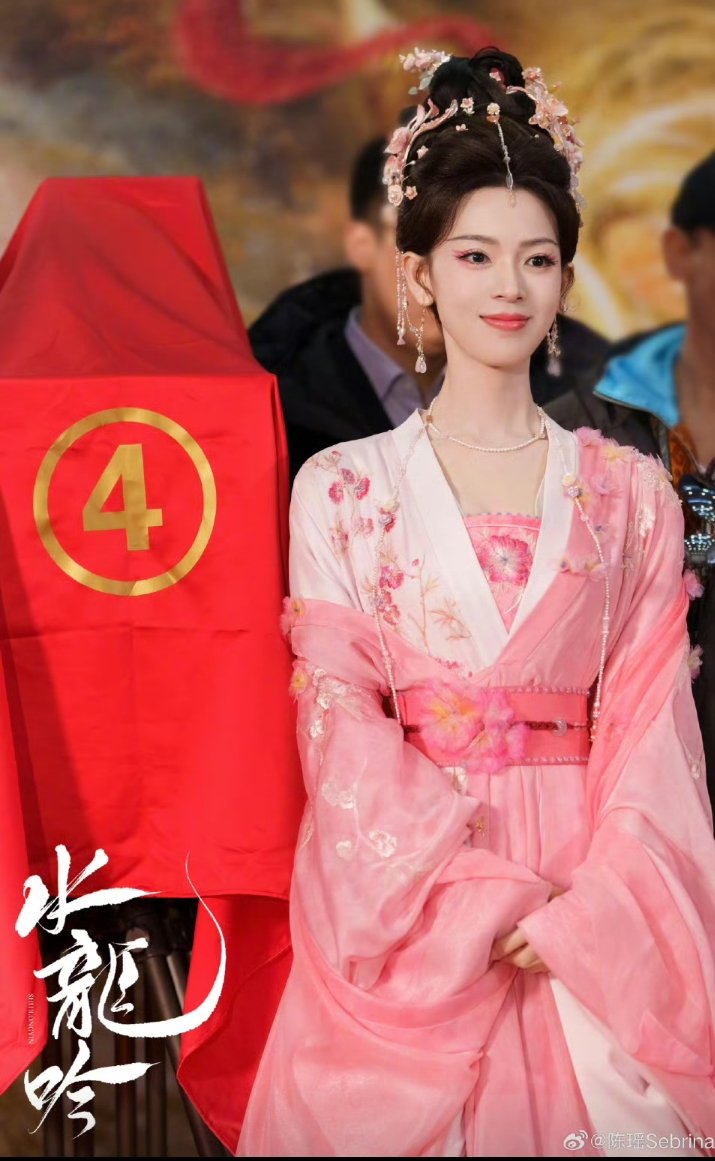 heyhadarajeen1's tweet image. ดอกพีชบานสะพรั่งสะท้อนหน้าแดง แล้วเราจะทำตามความฝันนี้ไปด้วยกันโดยไม่เสียเวลา
#Shui Long Yin 水龙吟
 #เฉินเหยาChenYao陈瑶
Cr.陈瑶Sebrina