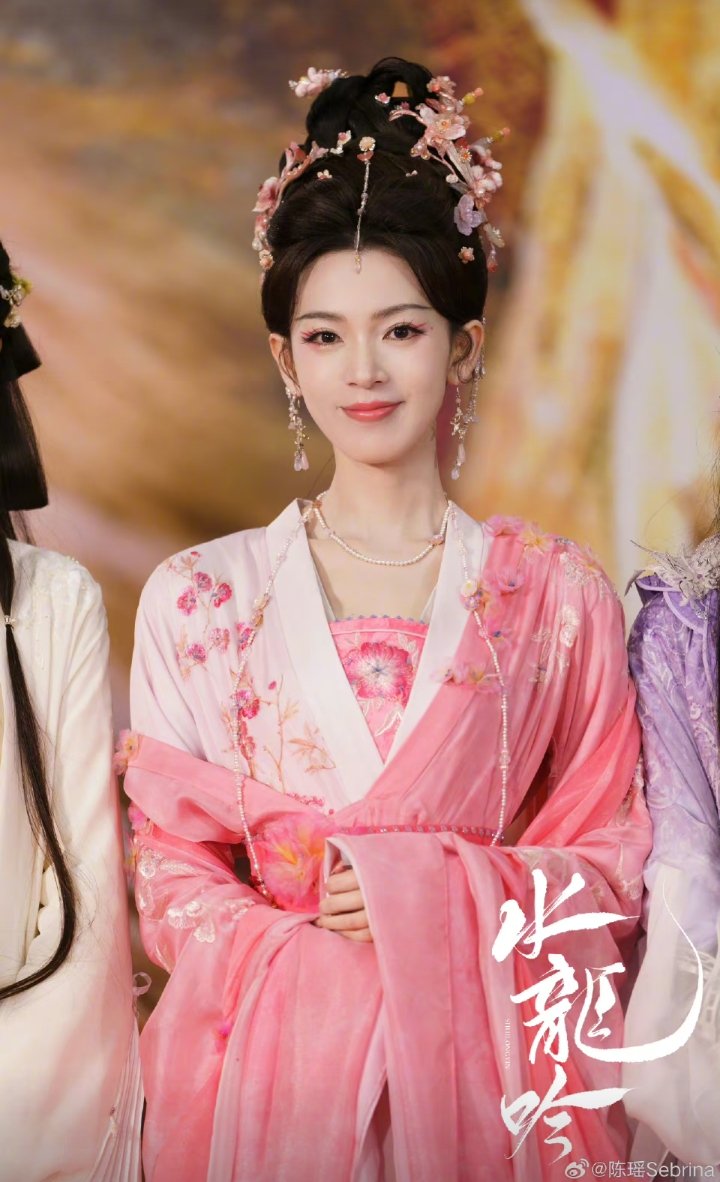 heyhadarajeen1's tweet image. ดอกพีชบานสะพรั่งสะท้อนหน้าแดง แล้วเราจะทำตามความฝันนี้ไปด้วยกันโดยไม่เสียเวลา
#Shui Long Yin 水龙吟
 #เฉินเหยาChenYao陈瑶
Cr.陈瑶Sebrina