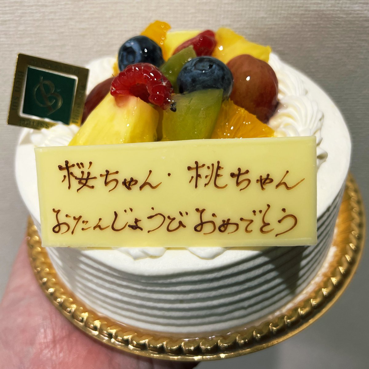 obubun_obubu's tweet image. 今日は推しの誕生日なのに仕事が6勤やった上にしこたま忙しく、夕方からギックリ腰か❓と言わんばかりの腰の痛みが😵‍💫
ストレスから甘いものが食べたくなり、閉店前のケーキ屋さんに滑り込みで入った結果こちらを購入😅

#腰が痛い #桜浜 #桃浜 #おめでとう9歳桜浜桃浜