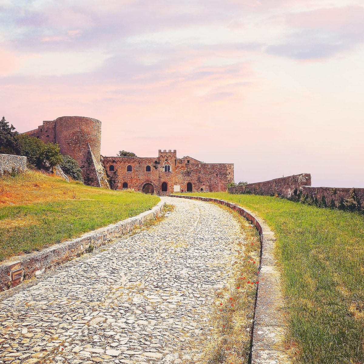 È quasi magia...✨✨
Castello Ducale di Bovino (FG).
#montidauni 
#Puglia