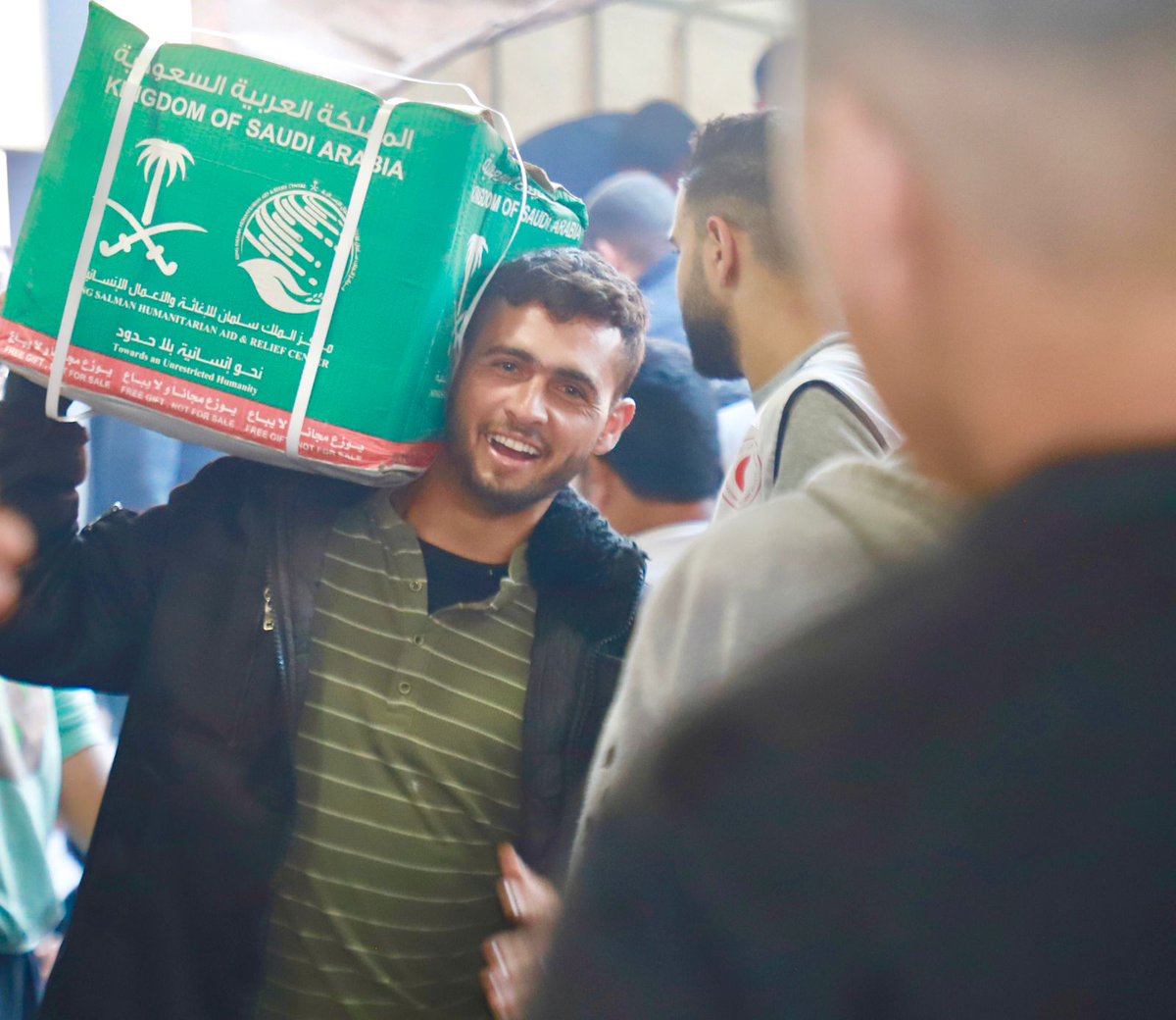 KSRelief's tweet photo. #مركز_الملك_سلمان_للإغاثة يوزع مساعدات إغاثية متنوعة في غرب مدينة خان يونس في جنوب قطاع #غزة 

https://t.co/TikdTySFzs

#الحملة_السعودية_لإغاثة_فلسطين https://t.co/VURBemRZyP