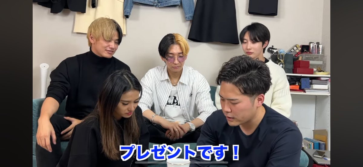 Laos_nishida's tweet photo. 【Xmasプレゼント企画】
YouTubeでヒカルさんにプレゼントした「ヒカルカード」を抽選で3名様にプレゼントします‼️😆

Nontitle番組中に100万円をかけて製造した今回のカード、初回ロット限定で作ってるので、同じものは世の中にありません！🙄✨

応募条件:RT(リポスト)、フォロー
応募期間:本日〜12/10 23:59迄)
当選発表:12/12にツイート&DM

まだ動画見てない方はこちらから😊
皆さん拡散して下さい🙇‍♂️
https://t.co/iiwWcp84xl