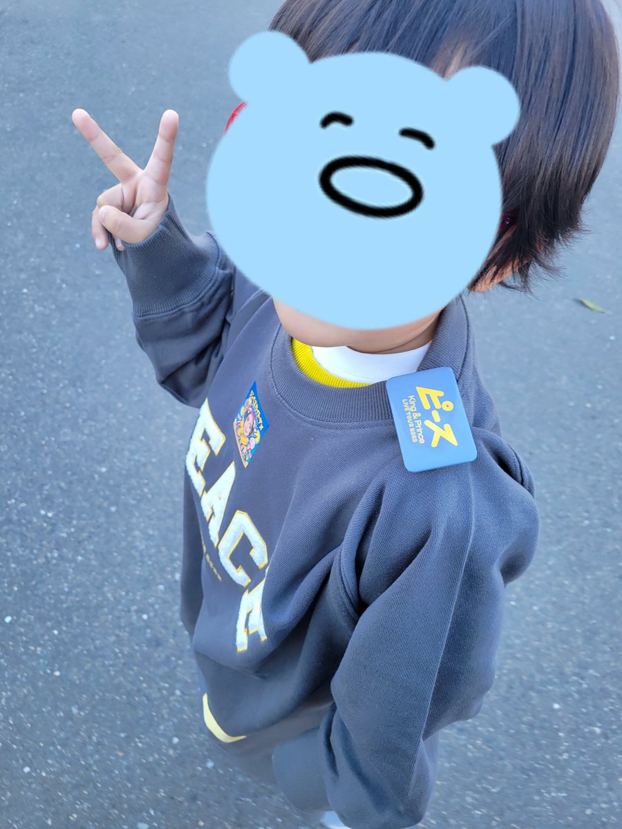 TYKRN2KP2's tweet photo. 子連れで大阪遠征！
コーデのポイントは胸に輝くジンベエカイトザメのステッカーです💛笑
海ちゃんが近くに来たら
大きい声で「かいとぉぉぉぉ！！」って呼んでました～
なにもの、ichibanが聴けたのが嬉しかったって。

#LIVETOUR2023_ピース
#KingandPrince https://t.co/nXHdOB5EKK