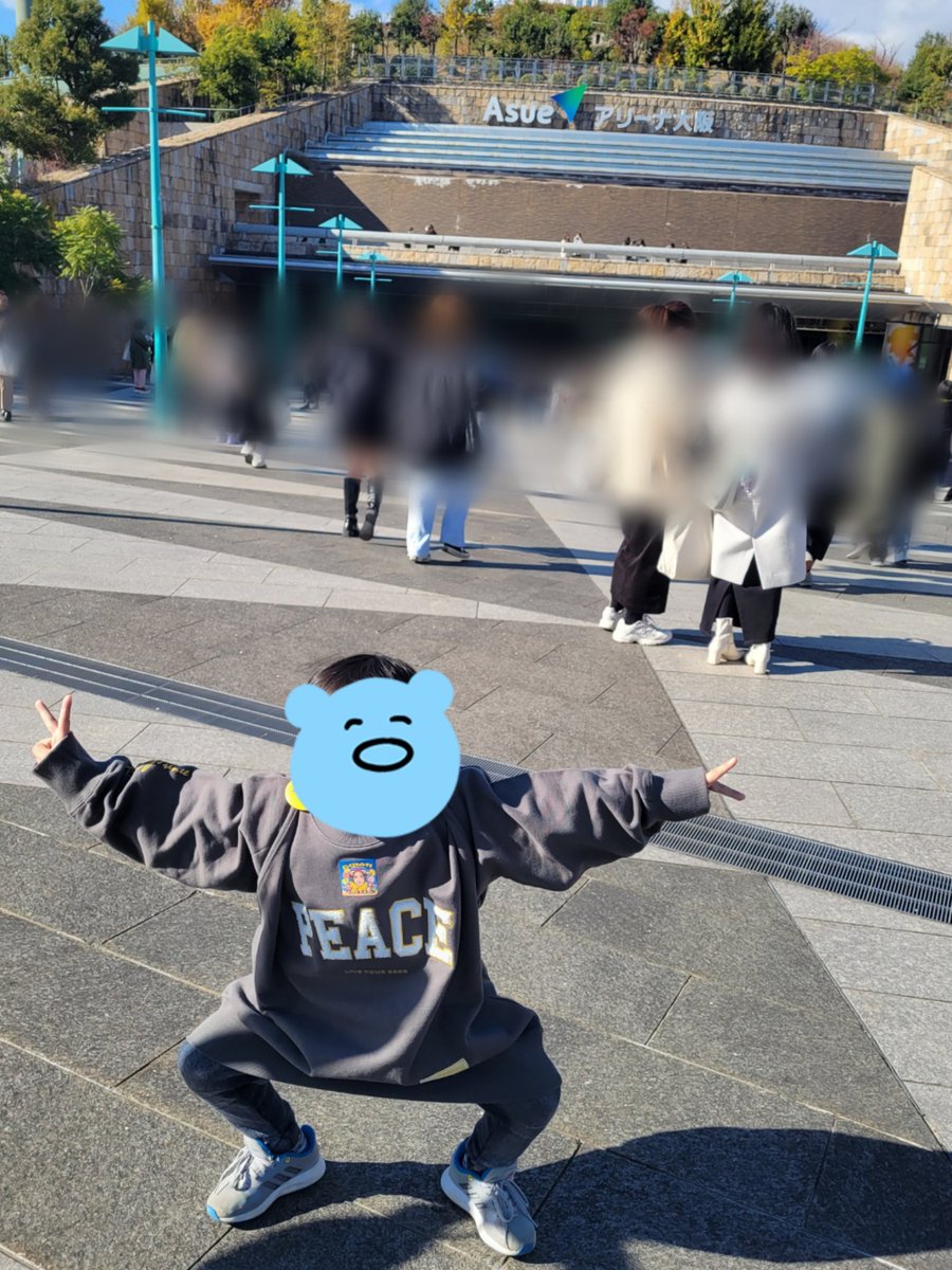 TYKRN2KP2's tweet photo. 子連れで大阪遠征！
コーデのポイントは胸に輝くジンベエカイトザメのステッカーです💛笑
海ちゃんが近くに来たら
大きい声で「かいとぉぉぉぉ！！」って呼んでました～
なにもの、ichibanが聴けたのが嬉しかったって。

#LIVETOUR2023_ピース
#KingandPrince https://t.co/nXHdOB5EKK