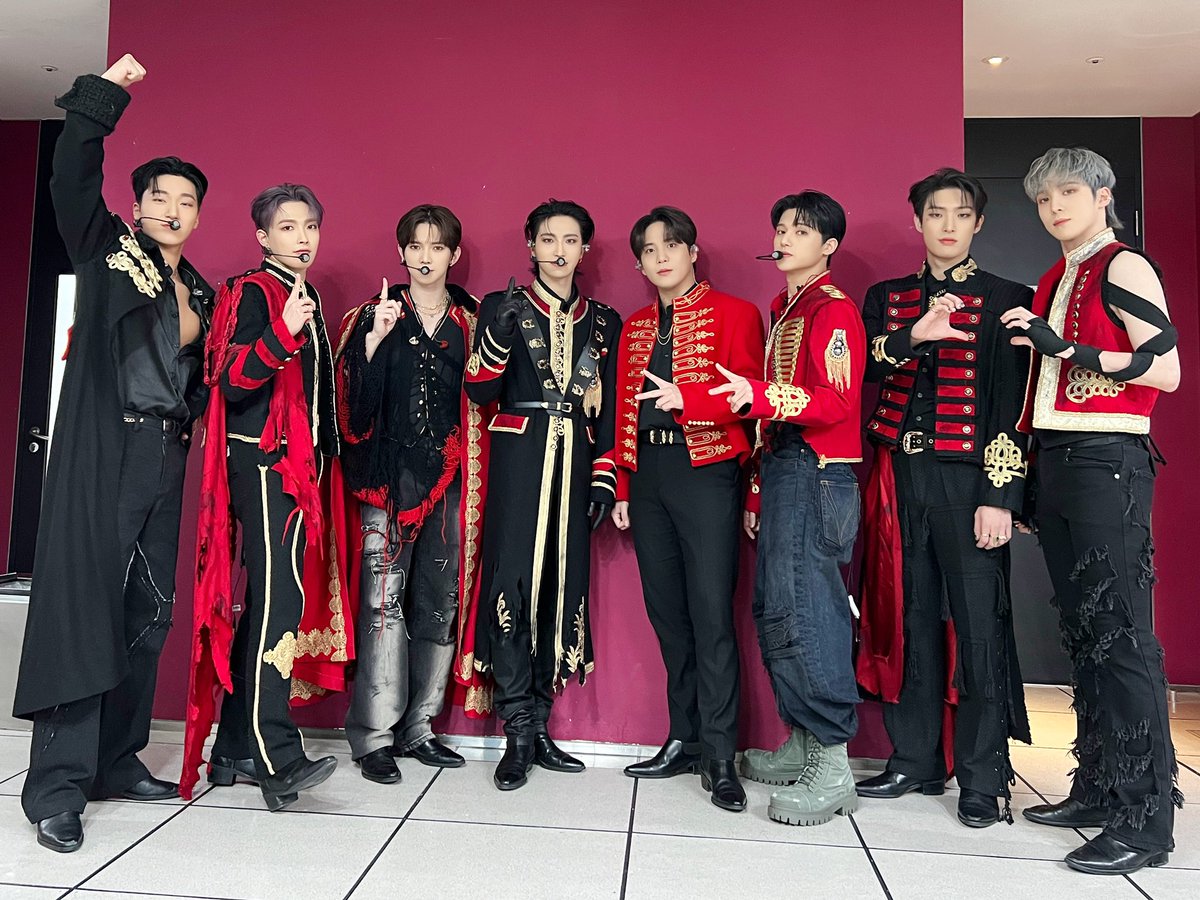 ATEEZofficial's tweet photo. [📷] TODAY ATEEZ
⠀
남다른 카리스마를 장착한 제복티즈 등장😘
제대로 #미친폼 보여주는 열정적인 무대로
오늘도 에이티니의 마음 저격 성공💘
⠀
#TODAY_ATEEZ #ATEEZ #에이티즈
#WILL #Crazy_Form https://t.co/yri0jo7tyl