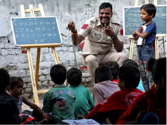 Police officers who volunteer to educate children for free are true heroes of humanity.

#HeroesOfHumanity #GoodDeeds #Education #Kindness #Initiative #TheBetterIndia