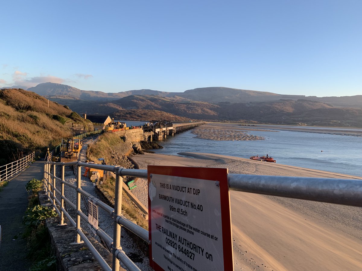 NetworkRailWAL's tweet photo. 🙌We are delighted that the Cambrian line has re-opened this morning

🌉Works have now been completed on both the track and Barmouth Viaduct, with the walkway back open for pedestrians

👏We want to thank passengers and the local community for their patience over the last 4 years https://t.co/TEm25jqZZD