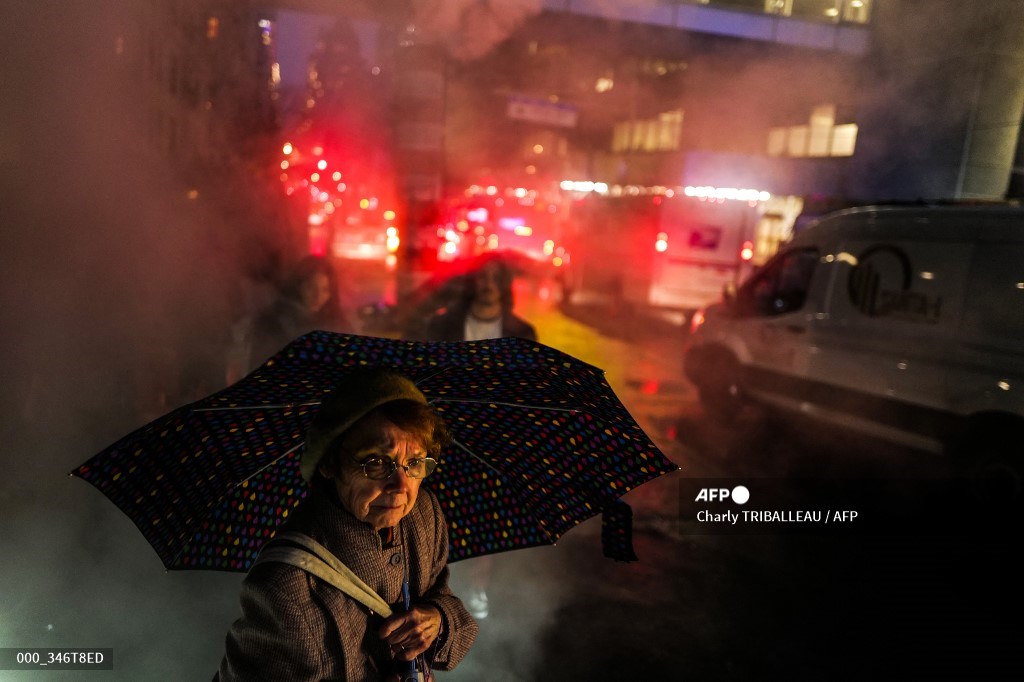 #UnitedStates A woman walks under the rain in a street of Manhattan in New York city. 📷@CTriballeau #AFP