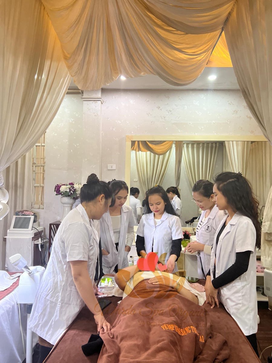 Hangobeauty's tweet photo. Đừng viết hết những nỗi buồn lên mặt 
Bởi chẳng ai giúp đỡ được ta đâu 
Có đói - no, có nóng - lạnh dãi dầu 
Tự cảm nhận, giữ hay buông tuỳ bạn.

Đời ai chẳng dăm ba lần hoạn nạn 
Cứ xem như là học phí trưởng thành 
Đừng mãi ngồi mà trách phận than thân 
Ai kiên nhẫn đến dỗ dành ta mãi. 

Ai thành công mà chưa từng thất bại 
Ai khôn ra mà chưa dại bao giờ 
Thời gian trôi chẳng có đợi có chờ
Ta vui vẻ hay ơ hờ cũng vậy 

Đặt đau khổ xuống chân rồi đứng dậy
Hít thở sâu để lấy lại tinh thần 
Dòng máu hồng đang chảy khắp châu thân 
Ta hạnh phúc gấp vạn lần người khác.

Em đi mần đây các bác ạ! Mời các bác ghé em nhé ạ..
