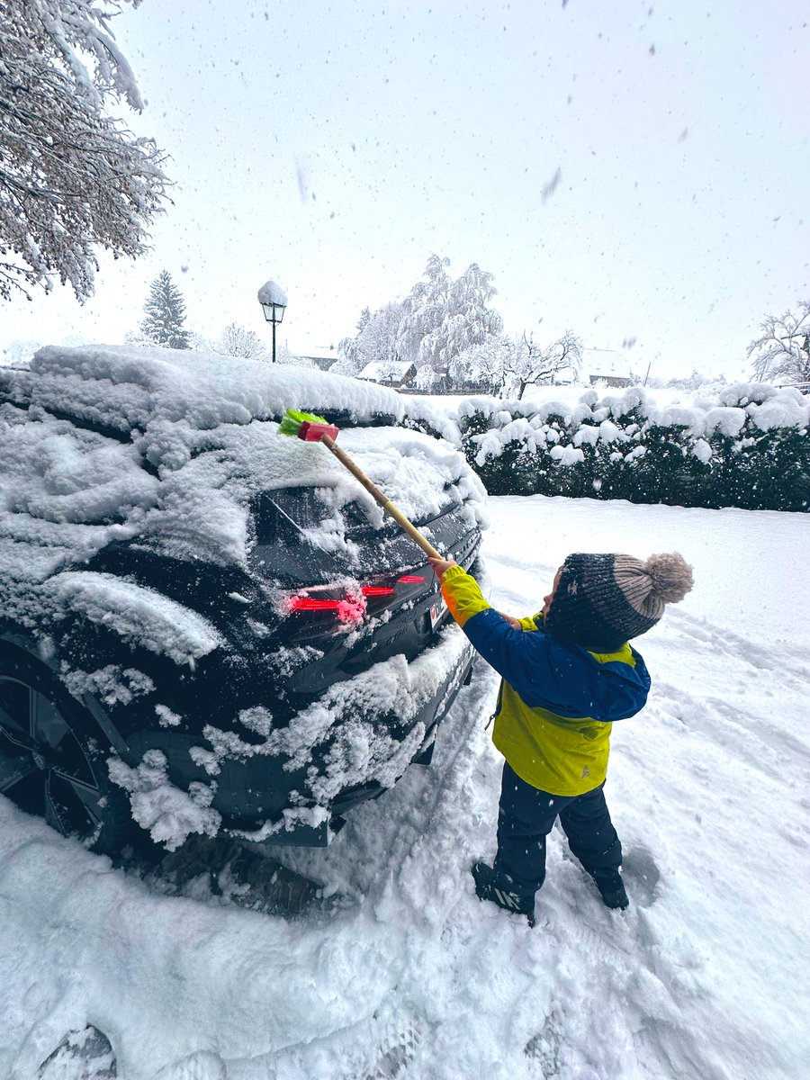 nico_mueller's tweet photo. winter duties ☃️💪🏻
#nm51 #fullpull #winter #family #peugeot #508pse https://t.co/wfQMvbQtRK