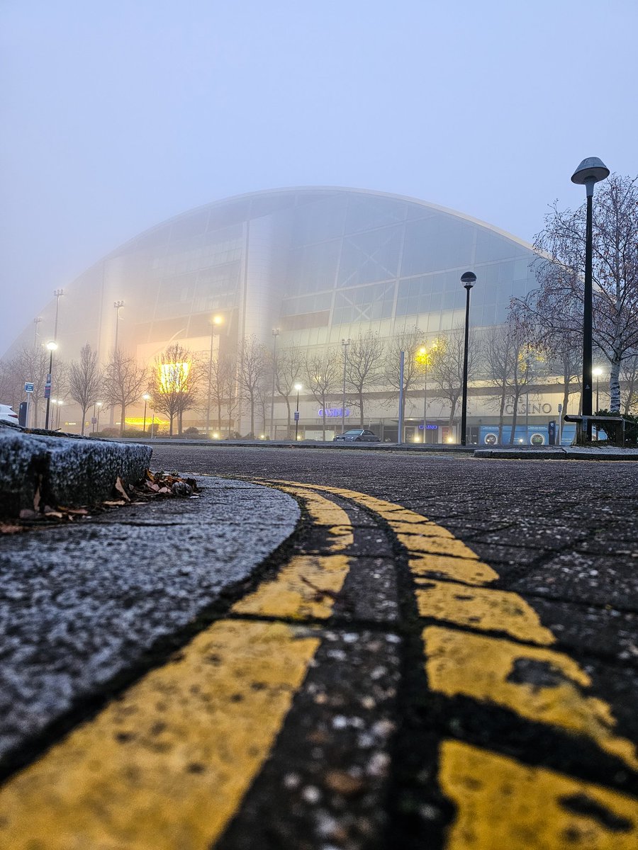 Captured @XscapeMK hiding in the fog this morning. @scenesfromMK @StormHour @ThePhotoHour @StreetEvolution @mkfm @street__hub @AP_Magazine @SamsungUK #fog #Weather #streetphotography #lowangle @DestinationMK #lovemk