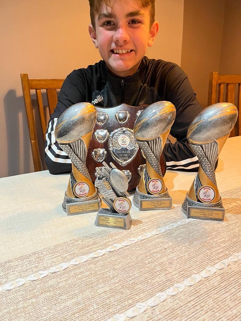 Huge congratulations to Logan Hall and Logan Helliwell-McDonald coming away with their trophies after a tough season with Wyke ALRFC

Logan Helliwell-McDonald claimed ‘Top Tackler’ and Logan Hall came away with player of the year and players player. 

Well done gents!! 🏉