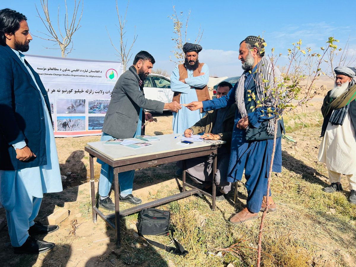 AliasWardak's tweet photo. @ONAIClimate - distribution of cash support &amp; book 📕 ( Pana&amp; Naray ) to the victims of the earthquake in #Herat by our committed team, led by Mr. Mahmoodi-🙏🍀. Don’t forget #Afghanistan and the suffering of over 40 million people. https://t.co/4wZMh1fTss