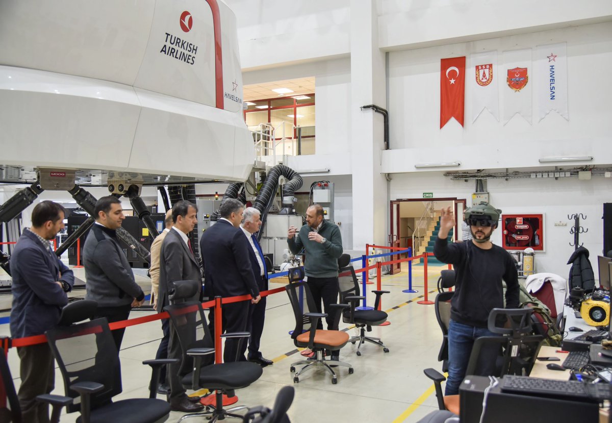 Defense_Talks's tweet photo. #HAVELSAN’s CEO Dr. Mehmet Akif Nacar, and #TurkishAirlines’s CEO Bilal Ekşi met to examine the progress of the technology development studies of the #fullflightsimulator manufactured by HAVELSAN.🇹🇷 https://t.co/2i64dJDB1l