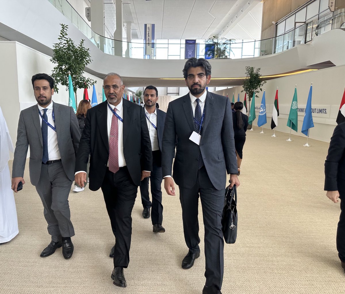 يوم جديد في #COP28 نتطلع للمزيد من النقاشات الجادة مع مختلف الأطراف ذات الصلة بالعمل الإنساني.

بلادنا والمنطقة بشكل عام بحاجة إلى جهود مكثفة ودعم مضاعف لإيجاد حلول حقيقية لتخفيف من تداعيات تَغيُّر المناخ، لاسيما وهي تعيش وضع إنساني صعب أفرزته حرب عبثية دمرت الاقتصاد والبنية