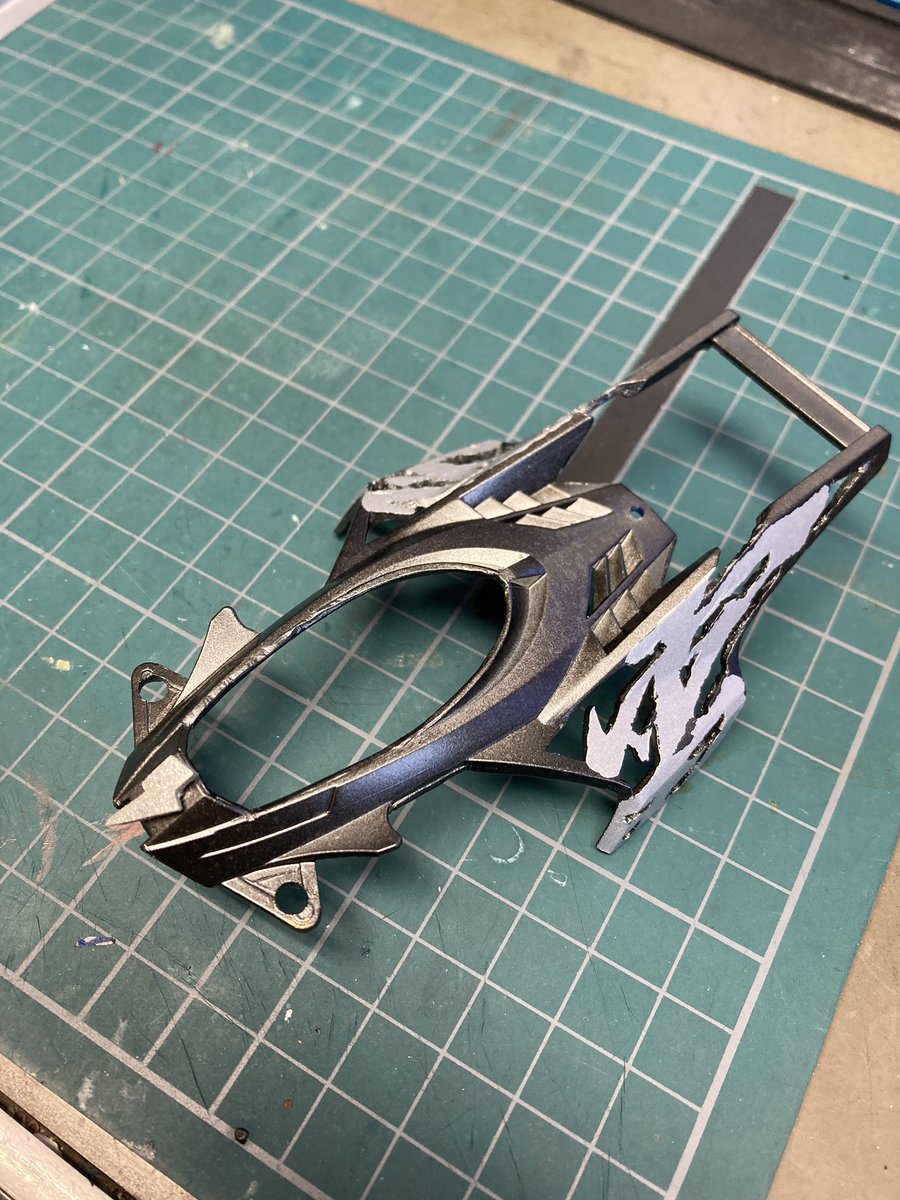 illcoill's tweet photo. 黒／銀で塗装〜中々の渋さ
(^^)余りパーツ（MAモーター外し）で作ったイナズママークがチャームポイント
あとサンダーショット3だと思ってたけど2の間違い
#ミニ四駆
#サンダーショット2 https://t.co/nPFnL9z2rV