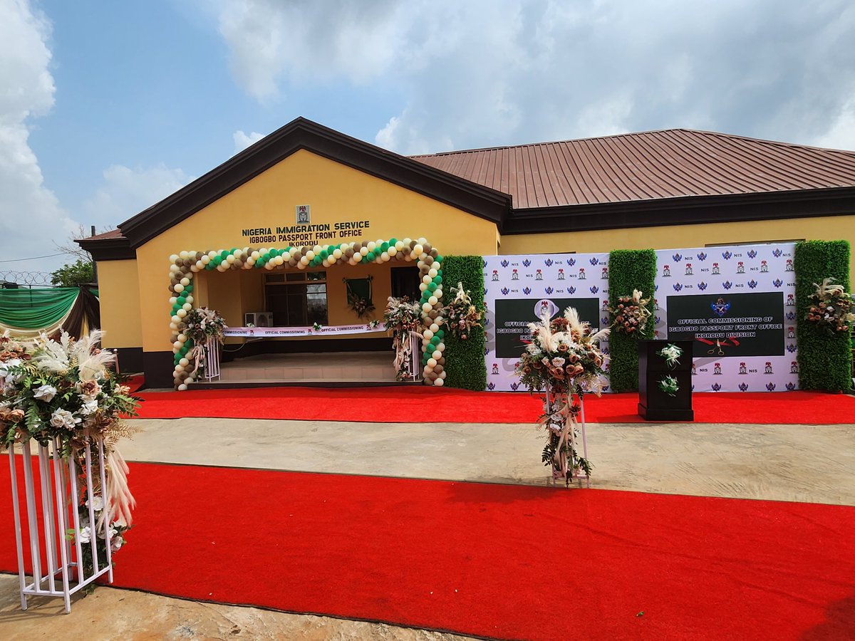 OlusesanDaini's tweet photo. I am thrilled to share the monumental success of the newly commissioned Nigerian Immigration Office Front Office right here in Igbogbo. This accomplishment reflects the unwavering commitment of our visionary leaders to elevate our community. @nigimmigration 

1/9 https://t.co/Yv6nqGZyJe