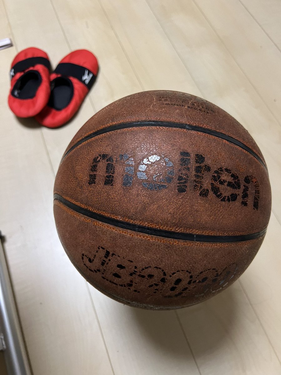 nekobasket16's tweet photo. ボールに空気も入れたし、シューティング行こう😃👍
今年さいごー🏀💦
結局この、どこかの体育館で拾ったボールずっと使っているなぁ😅😅😅
本革だから買うと高いやつ✨
表面ツルツルで、逆に買い替え時かもしれんが
どうもね愛着が湧いてしまい😂
#バスケットボール
#molten
#JB2020
#本革 https://t.co/5GgOVb3GY3