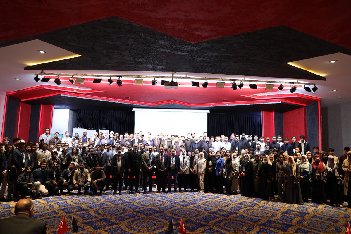 9. Uluslararası Öğrenci Sempozyumu’nun açılış programı, Hediye takdimimleri ve hatıra fotoğraflarının çekilmesinin ardından nihayete erdi. Birazdan farklı kurumlardan uzmanların katılımı ile “Uluslararası Öğrencilik” temalı panel oturumu gerçekleştirilecek.

#UDEF