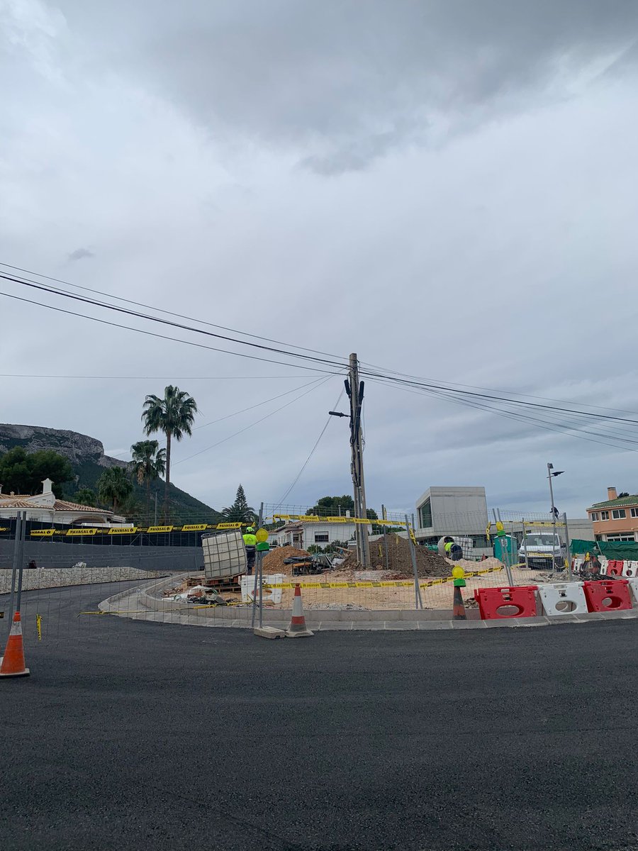 ayto_denia's tweet photo. 🚧 Així està quedant la nova rotonda en l'encreuament de l'assagador de Santa Llúcia amb el camí de Merle.
📷 Finalitzats els treballs d'asfaltat.
L'objectiu d'aquesta actuació és millorar la regulació i la seguretat viària del trànsit rodat en aquesta cruïlla. https://t.co/XZNB6XJ5DV