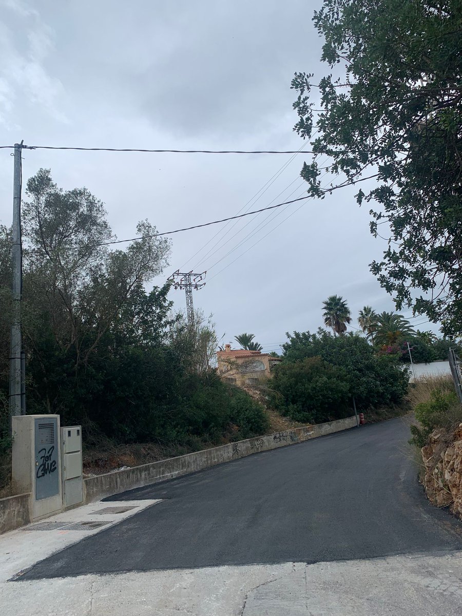 ayto_denia's tweet photo. 🚧 Així està quedant la nova rotonda en l'encreuament de l'assagador de Santa Llúcia amb el camí de Merle.
📷 Finalitzats els treballs d'asfaltat.
L'objectiu d'aquesta actuació és millorar la regulació i la seguretat viària del trànsit rodat en aquesta cruïlla. https://t.co/XZNB6XJ5DV