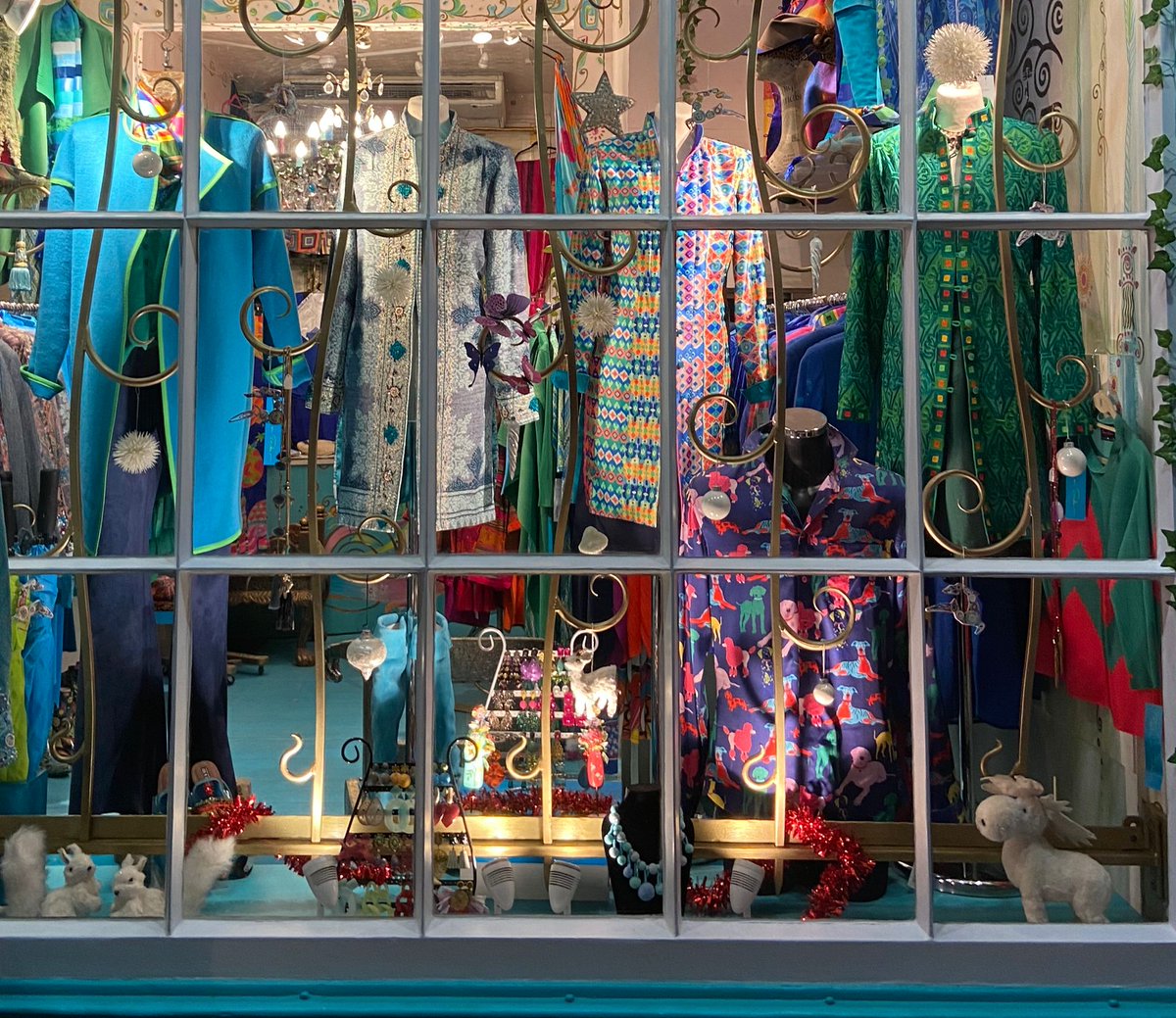 Our shops are looking festive and we are ready to welcome you with our late opening hours as we approach Christmas, the first of which is today in our Cheltenham shop

beatricevontresckow.com/pages/stores

#shopsmallbusiness #christmasopeninghours #portobello #montpellier #cheltenhambusiness